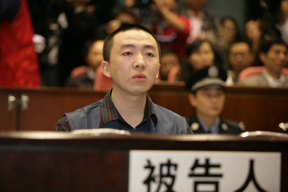 小伙因ATM机故障多取17万，被判无期后不服，重审改判5年