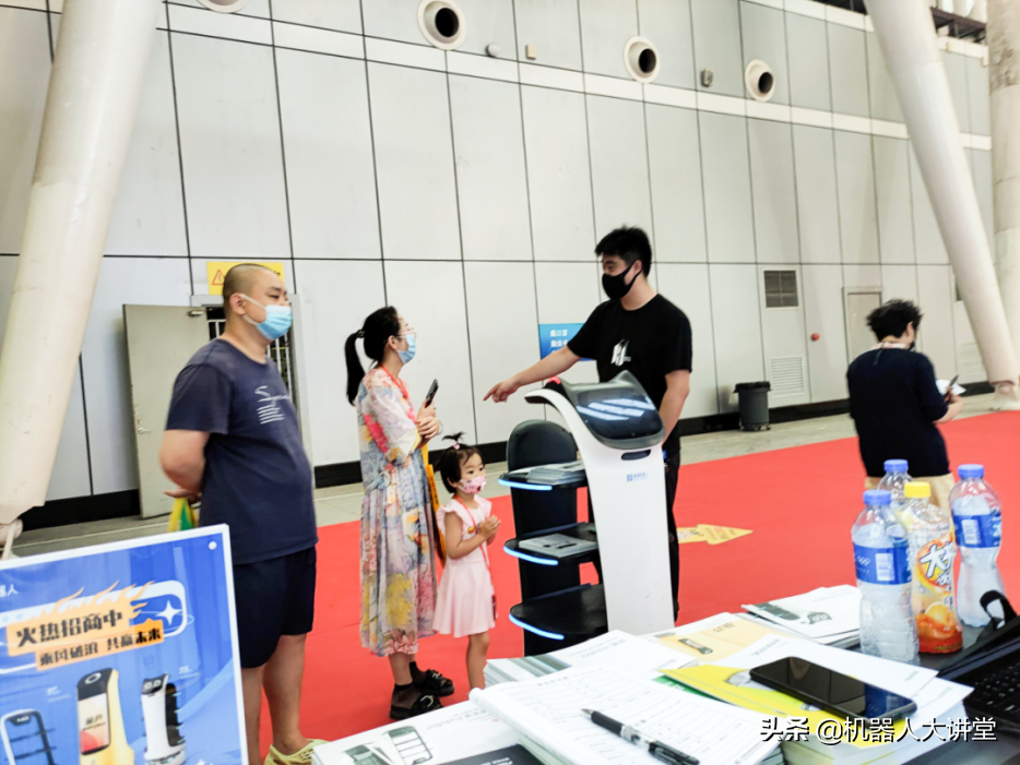 吸睛指数拉满！普渡科技携多款智能机器人亮相二十二届中国美食节