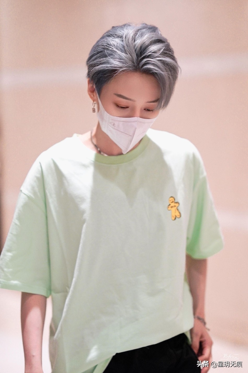 刘雨昕《街舞5》下班路透低调清爽 银灰新发色个性亮眼
