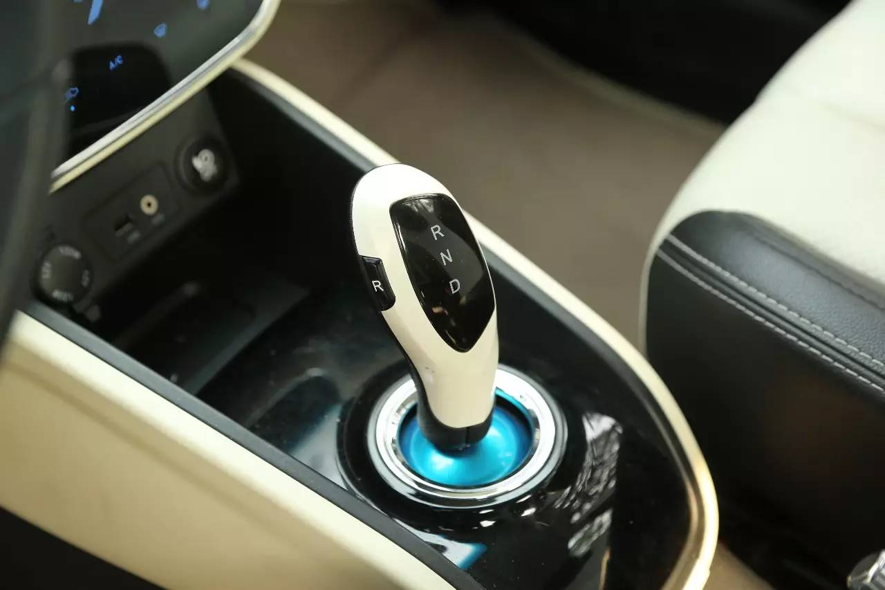 自動擋P、R、N、D、M、S、L，切換時要踩剎車嗎？理論上不需要