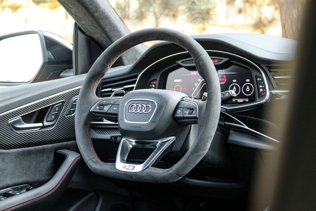 600马力V8加身 外表低调却是纽北最速SUV 奥迪RS Q8试驾与空间测评