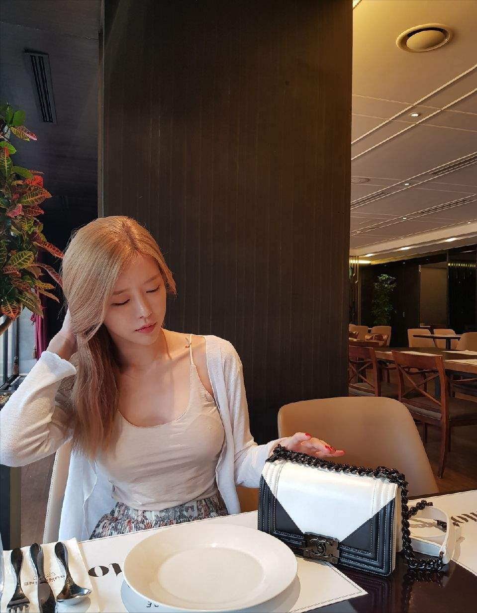 “网红”艾小雨：女大学生直播遇45岁大叔，4个月后两人发生关系