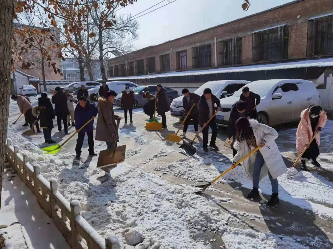 “浴雪”奋战！临潭县组织干部群众清扫降雪