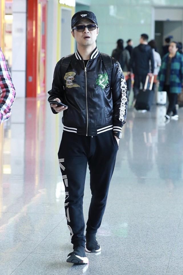 汪峰穿衣挺随性的,棒球服夹克配运动裤,身材保持得挺不错