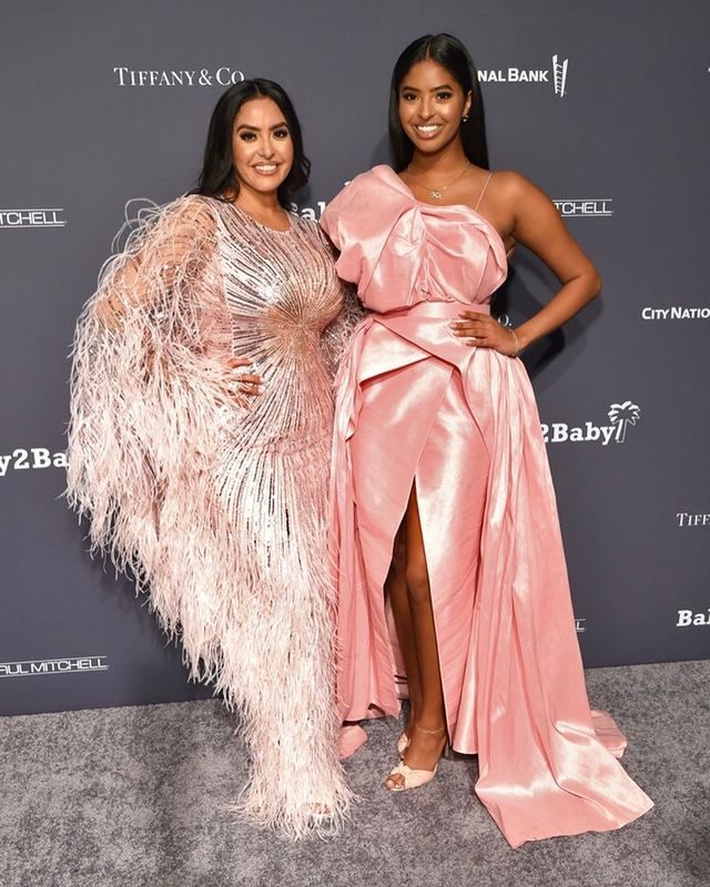 瓦妮莎近况瘦了很多，也变得爱笑了，和科比侄子合影很幸福