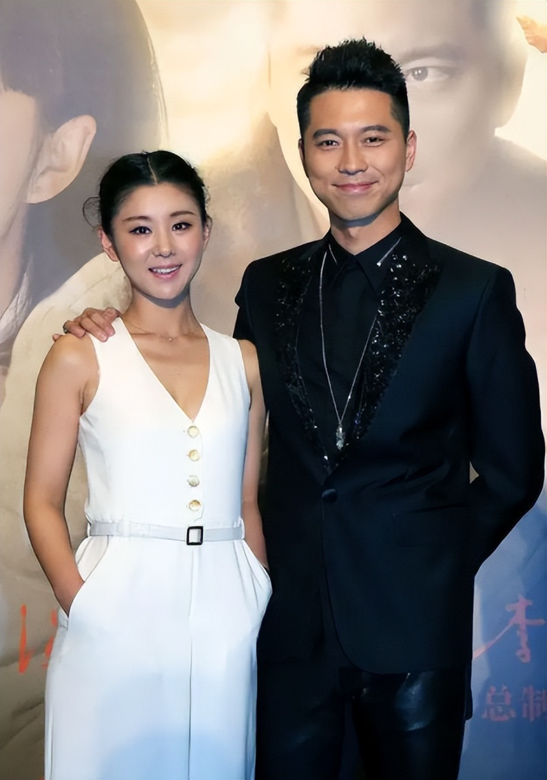 李小萌产后半年瘦一圈！拎6万元包凹造型，领口大敞秀出精致锁骨