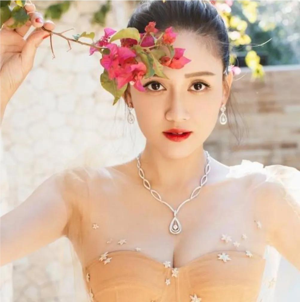 40岁的陈乔恩驾驭起挑人的黄色来毫无压力更显肤白貌美