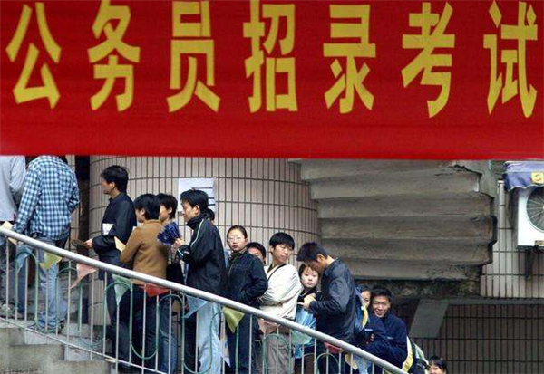 考公务员很“吃香”的4个专业，岗位需求大，上岸几率高