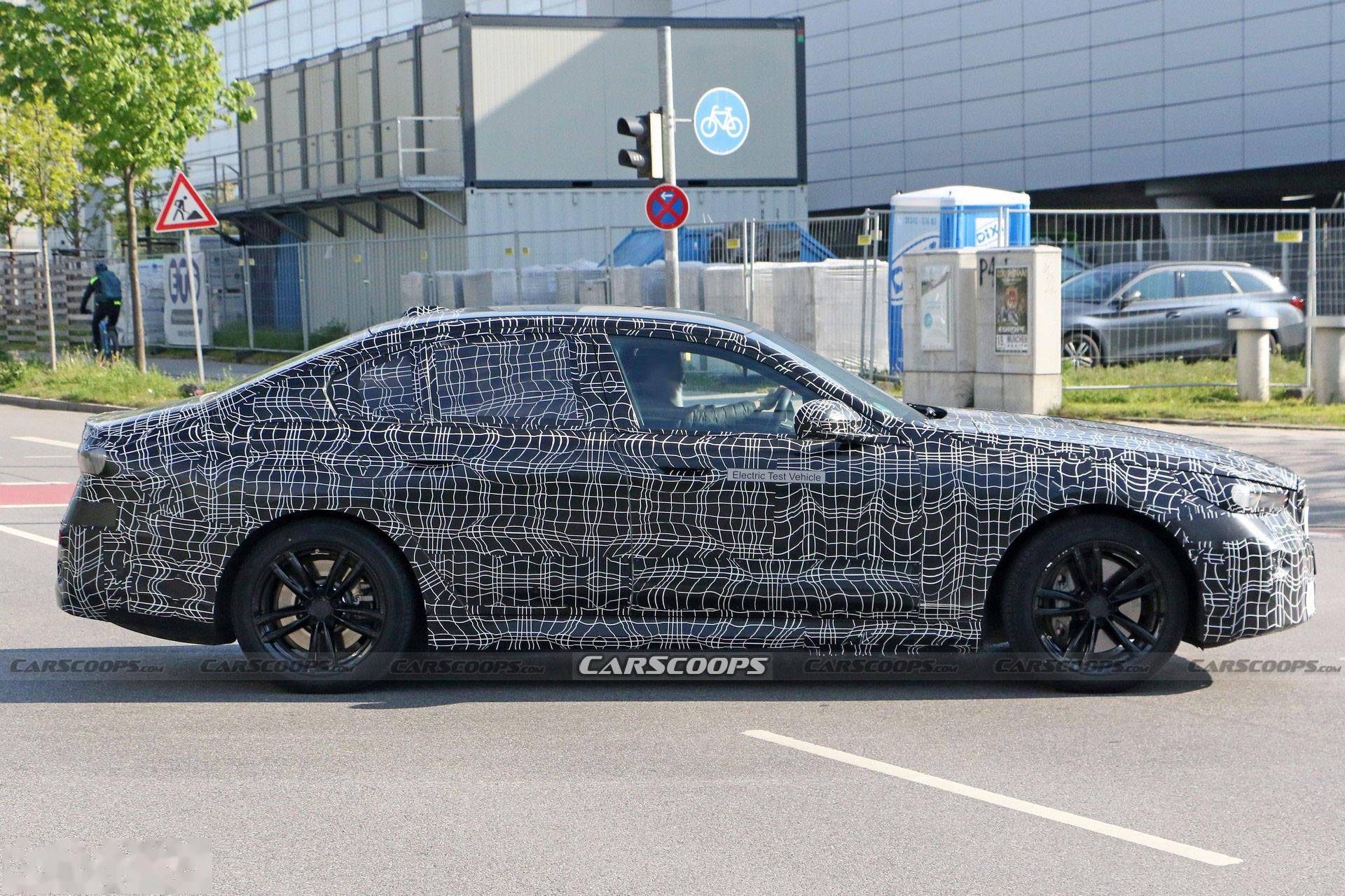 全新BMW i5最新路试谍照曝光 2023年亮相