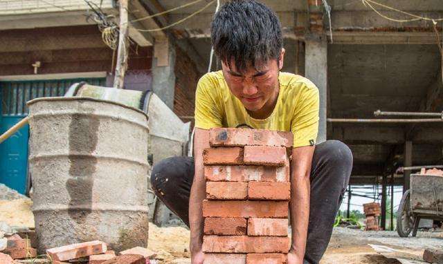 28岁打工人的生活,白天工地搬砖累成狗,晚上夜店唱歌疯如牛