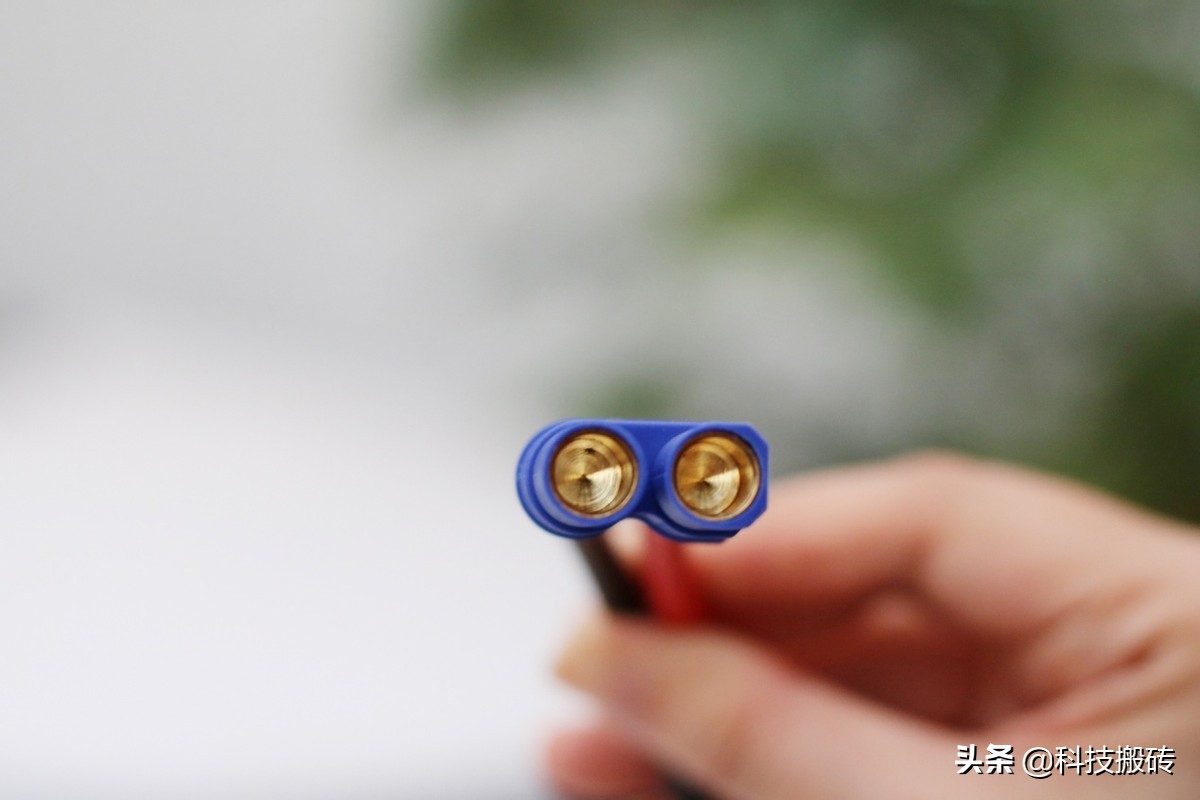 不用充电就能给汽车打火？Autowit超级电容启动电源评测