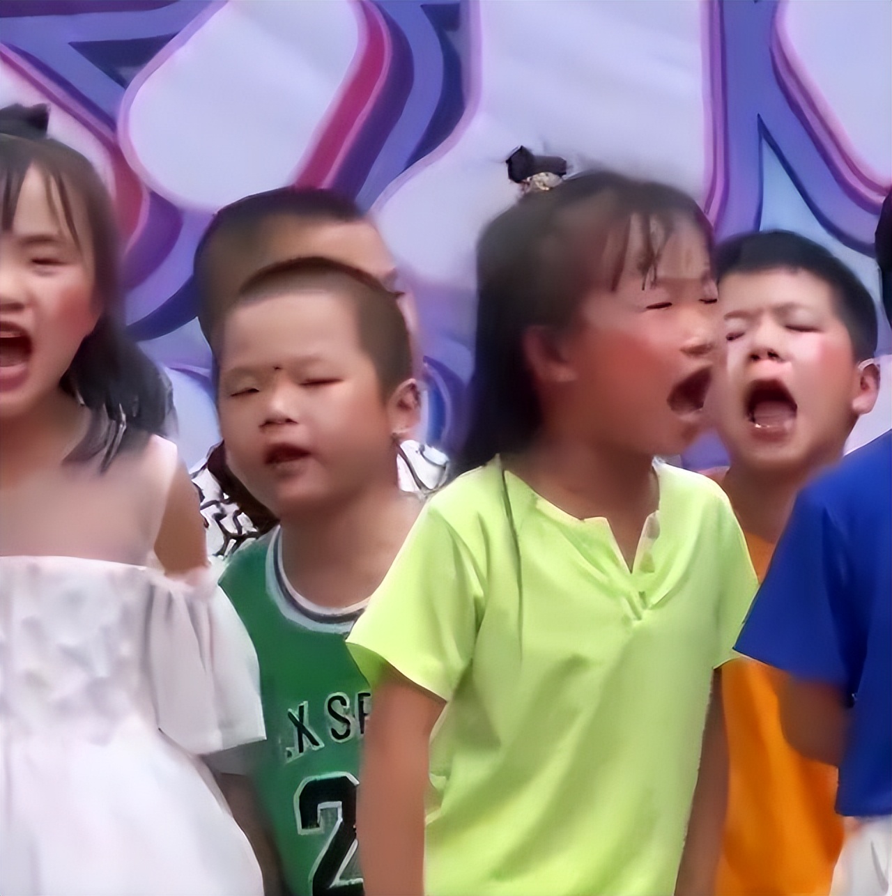 孤勇者成小学生接头暗号，全班汇演20人唱，陈奕迅：我出了儿歌？