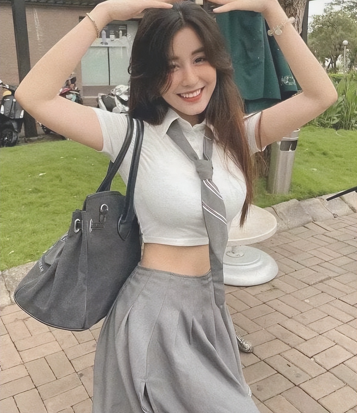 高中女孩被称为“纯欲系校花”！普通校服穿出高级感，令学生羡慕