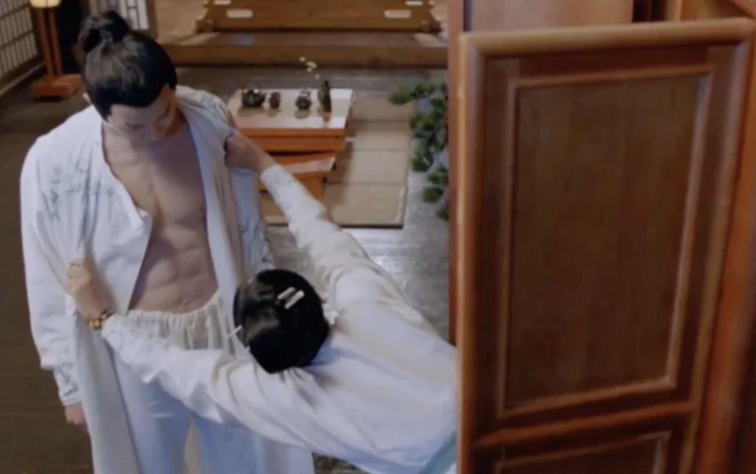 眉毛稀疏、假腹肌、高跟鞋，男星7大作假，男人的虚荣心多可怕