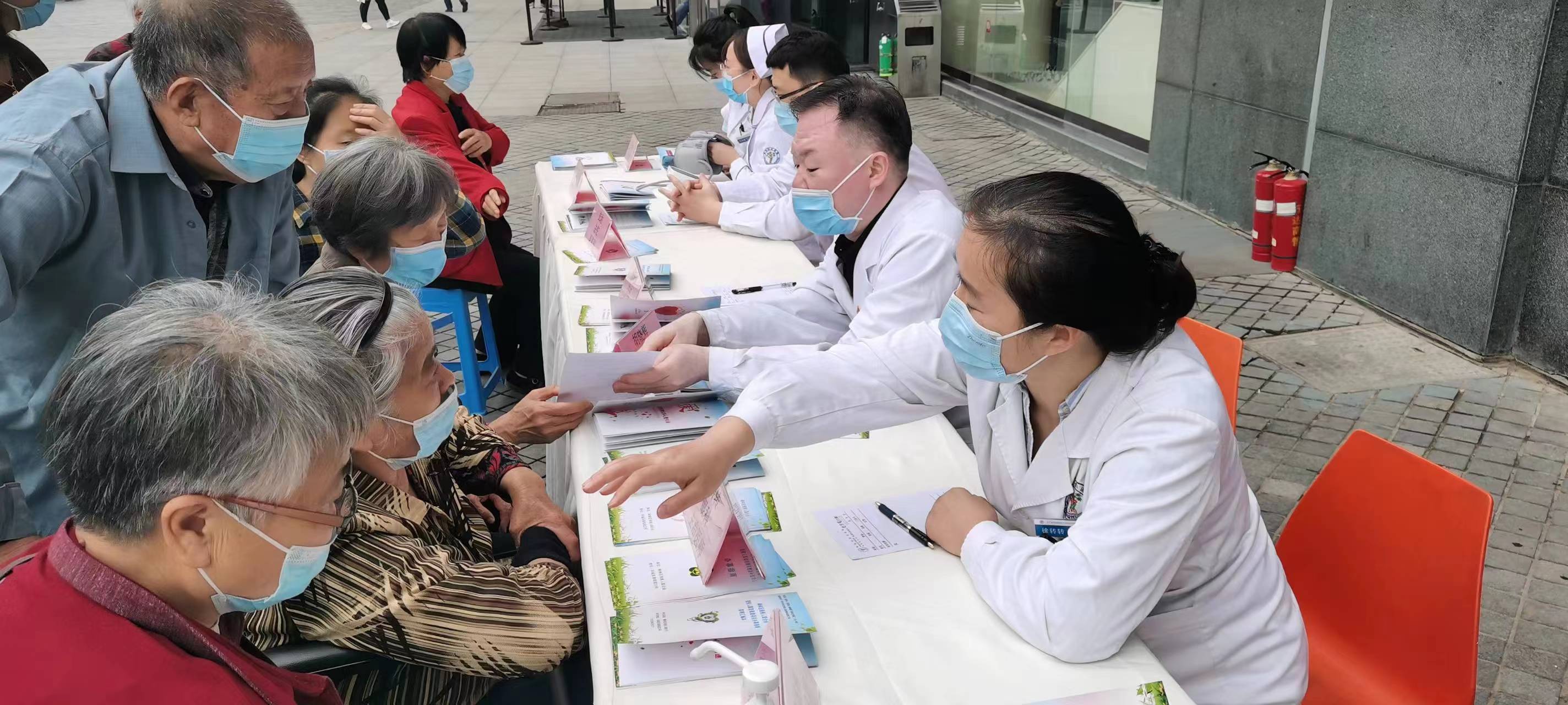 西安市红会医院开展“关爱残疾人 义诊送健康”主题义诊活动