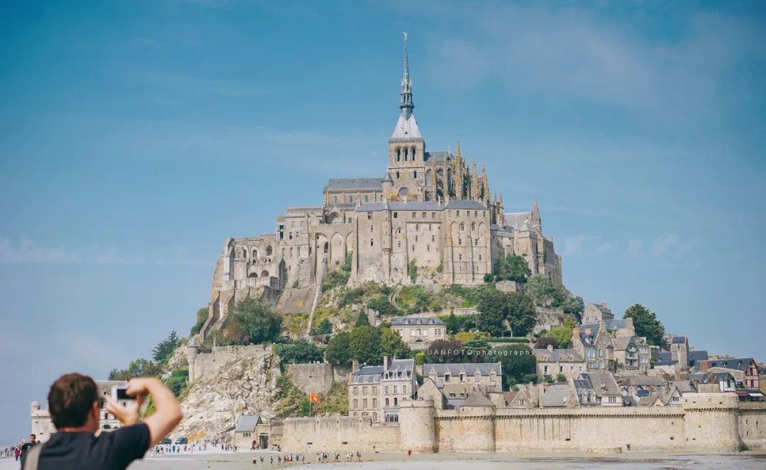 抱歉蹭热，看到周杰伦新专辑封面，回忆在圣米歇尔山的旅拍照片