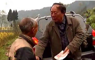 27年前，老汉120元买下女大学生，睡猪圈17年，老汉见岳父很热情