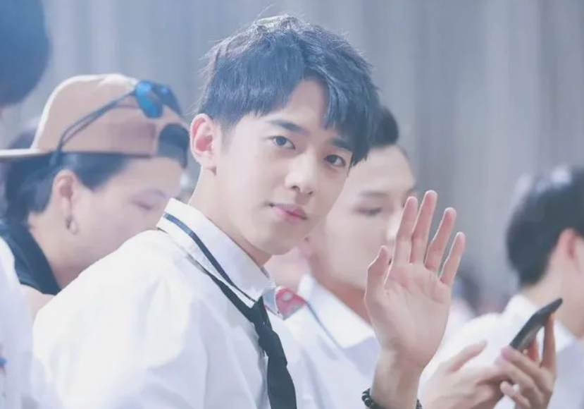 高中大学对比照丑变美（高中女孩被称为）