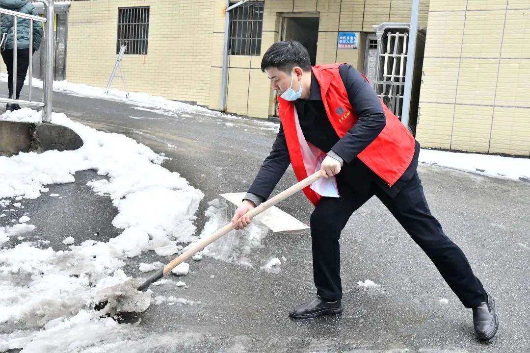 开通“暖心安全通道”—新邵县人民医院开展扫雪除冰志愿服务活动