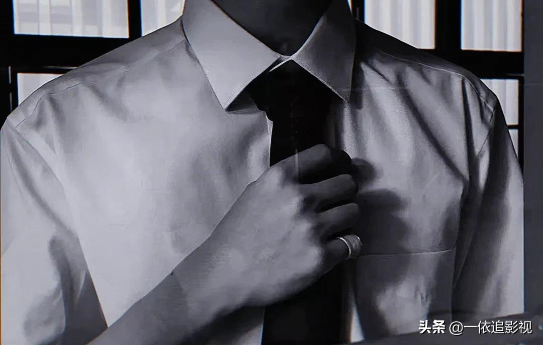 马嘉祺：侧颜白衬衫领带，审美在线，谁看了不说一句有点东西呢？