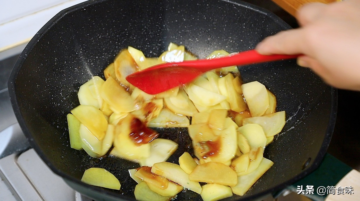 土豆片炒青椒家常做法（美味的青椒炒土豆片教程）
