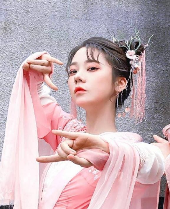 中传毕业科班出身，靠选秀搭档杨超越出道，后转行演戏屡遭吐槽