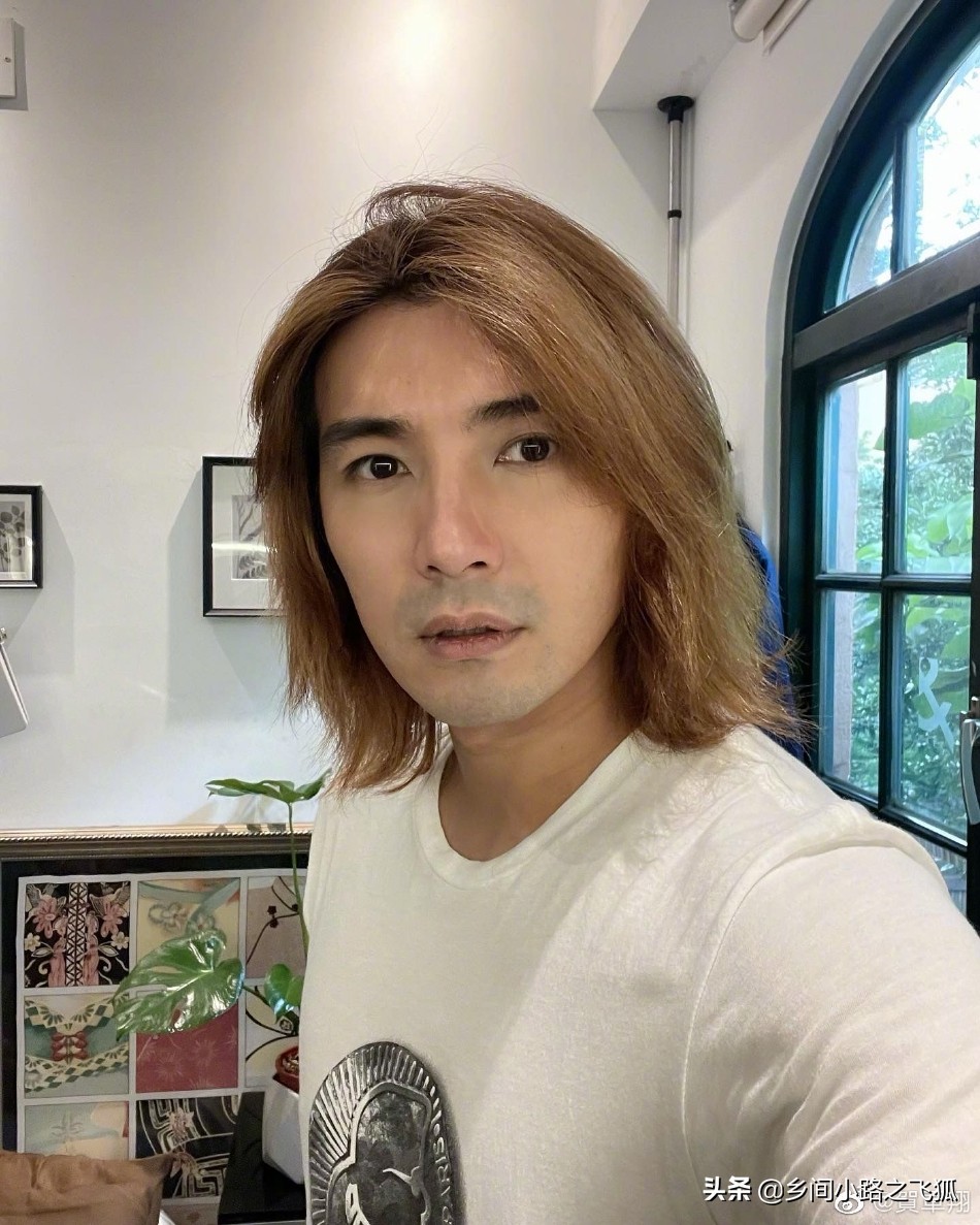 贺军翔晒剪发前后对比照 短发帅气长发油腻判若两人