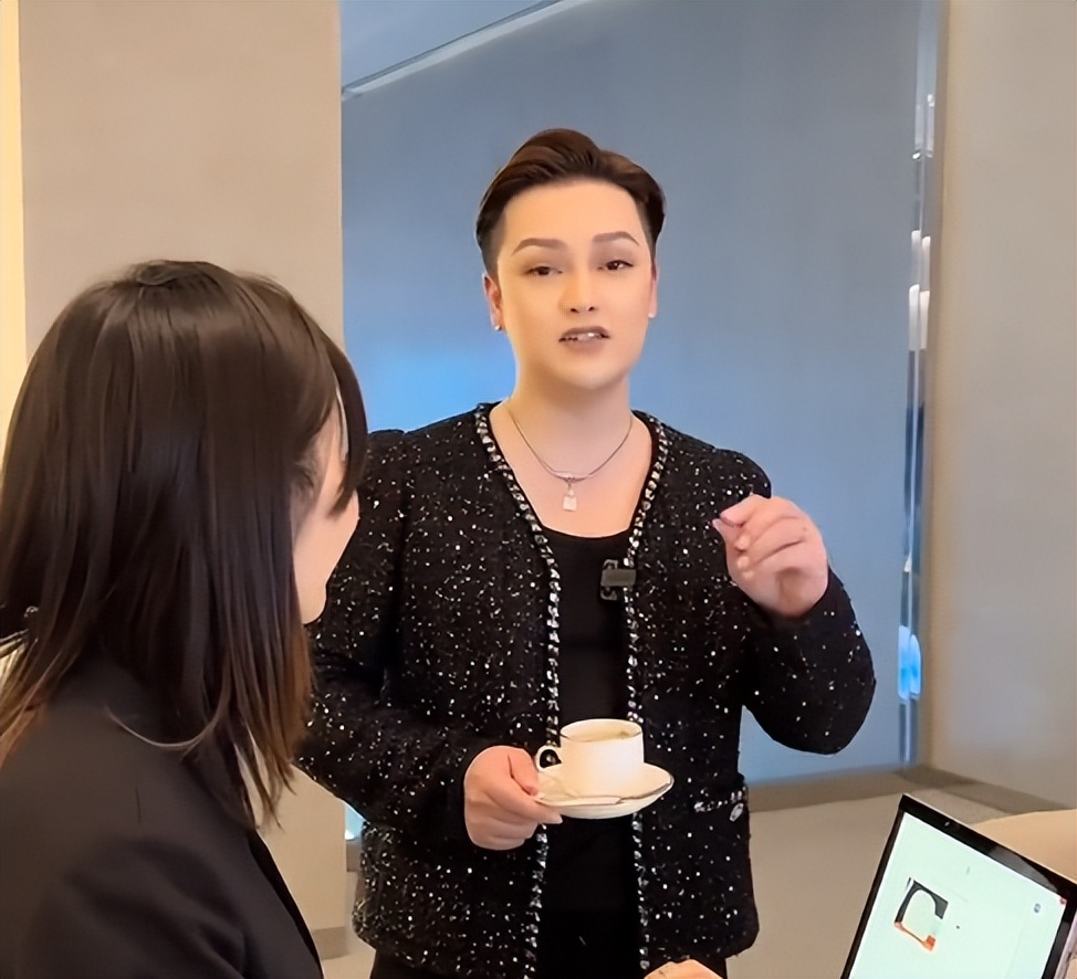 柏公子：雌雄难辨引争议，炫富出圈吸粉百万，背后老爷竟是秦奋？