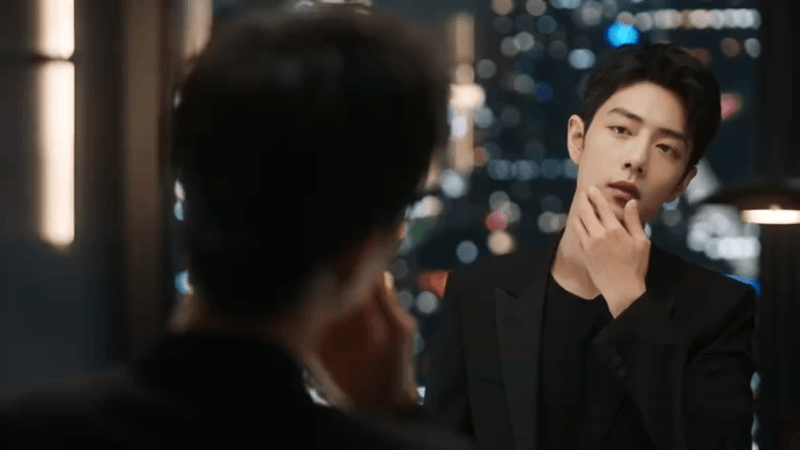 YSL代言人肖战真帅啊，简约黑色西装，俊逸潇洒姿态比夜色更迷人