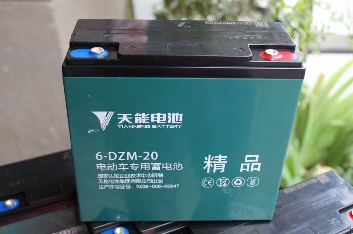 电动车充电器指示灯变绿后，应该立刻拔下电源插头吗？做错伤电池