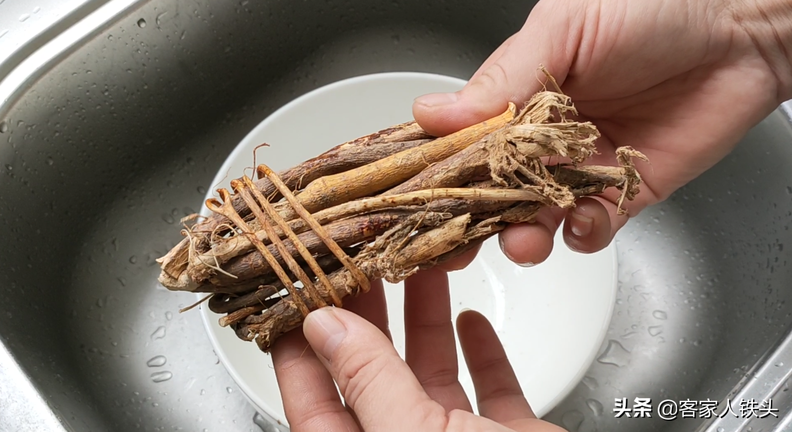 16块2斤五花肉，加1把树根，教你客家独特做法，一开盖香飘满屋