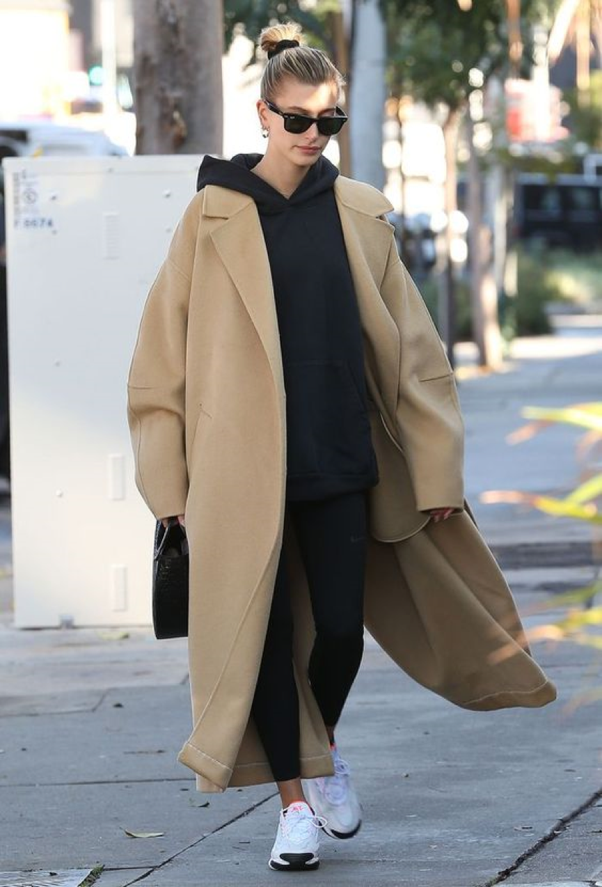 今年流行的“瑜伽裤”，搭卫衣、大衣显瘦高级，时髦精们必备