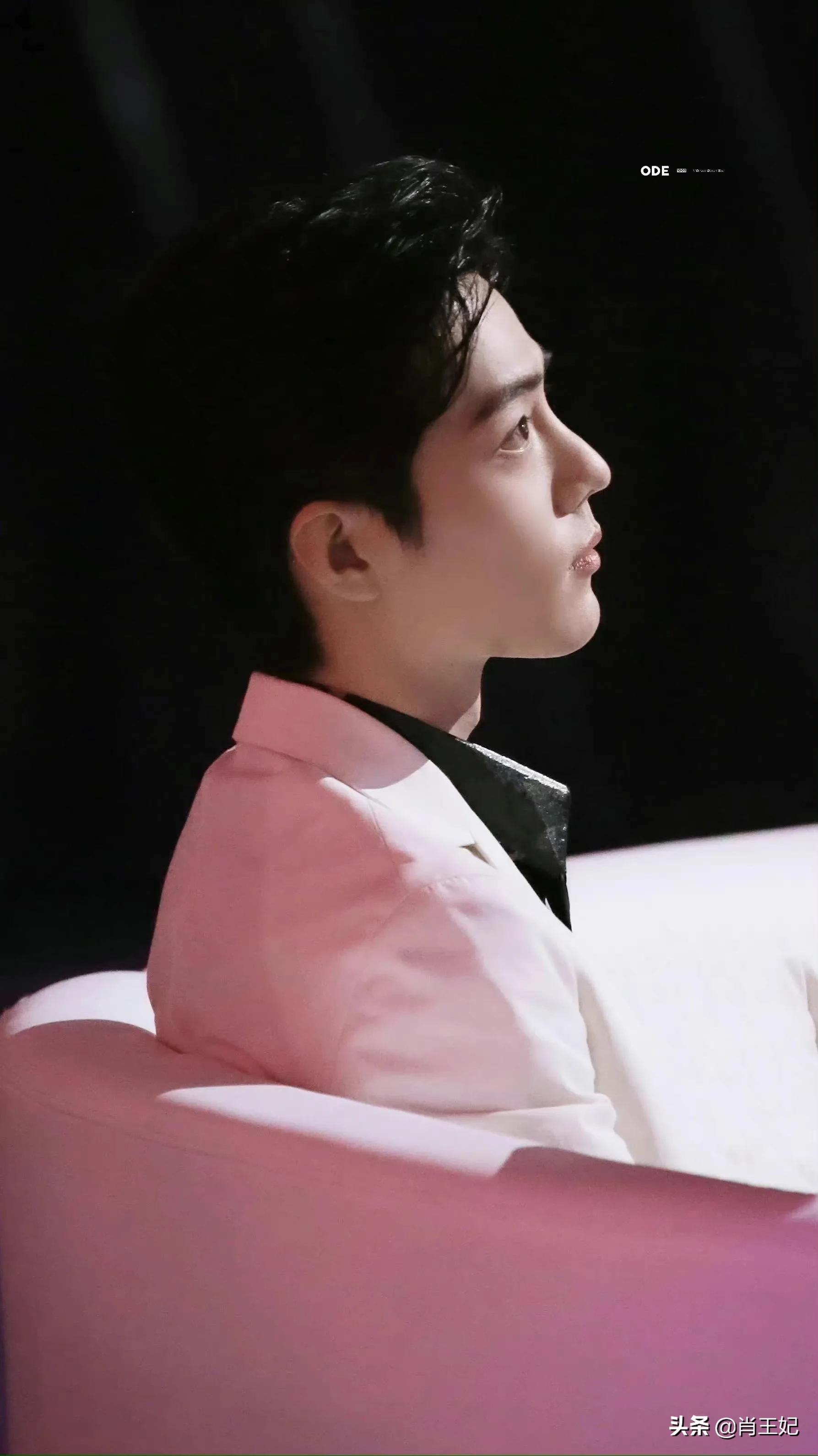 YSL代言人肖战真帅啊，简约黑色西装，俊逸潇洒姿态比夜色更迷人