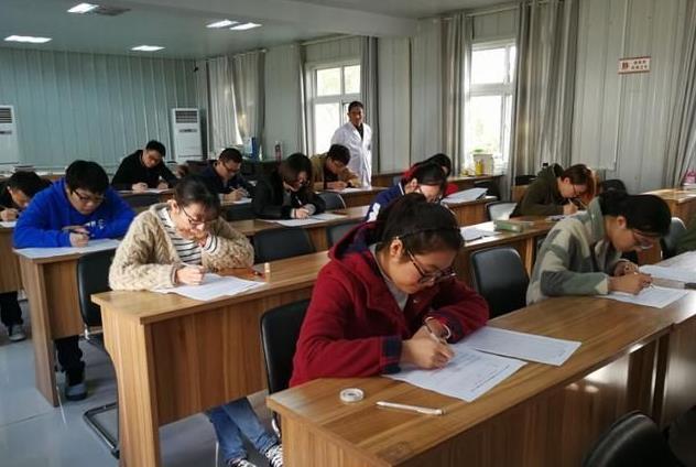 大学生涯需要考的证书，没有证书很难找工作，英语四六级用处最大