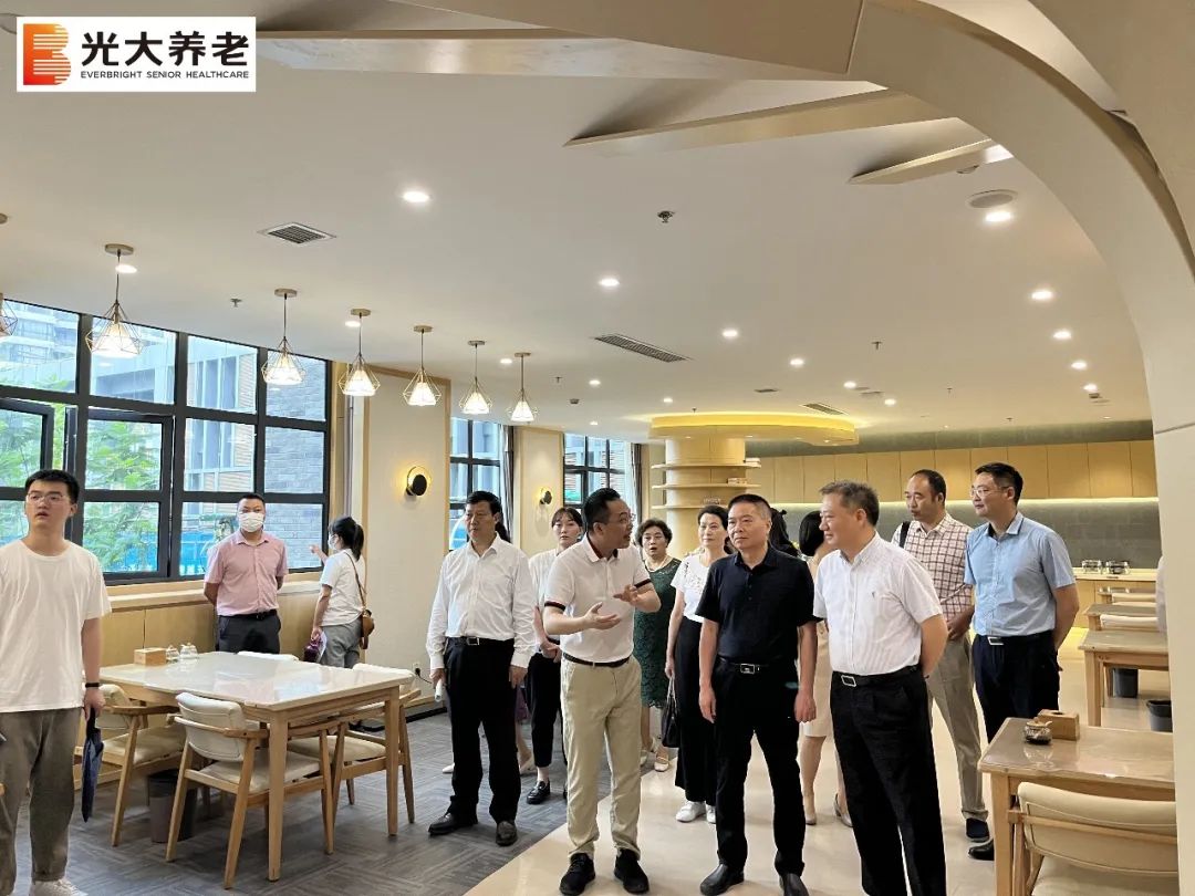重庆市政协党组成员、副主席徐代银一行莅临光大百龄帮解放碑项目
