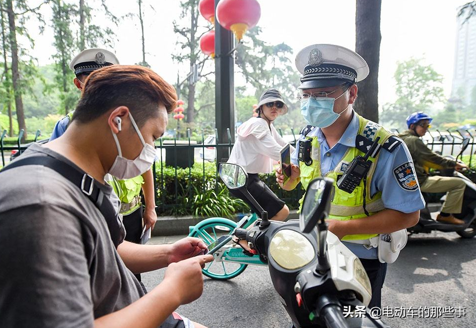 C1驾照能开电动三轮吗？还可以开哪种电动车，交警：这样做就对了