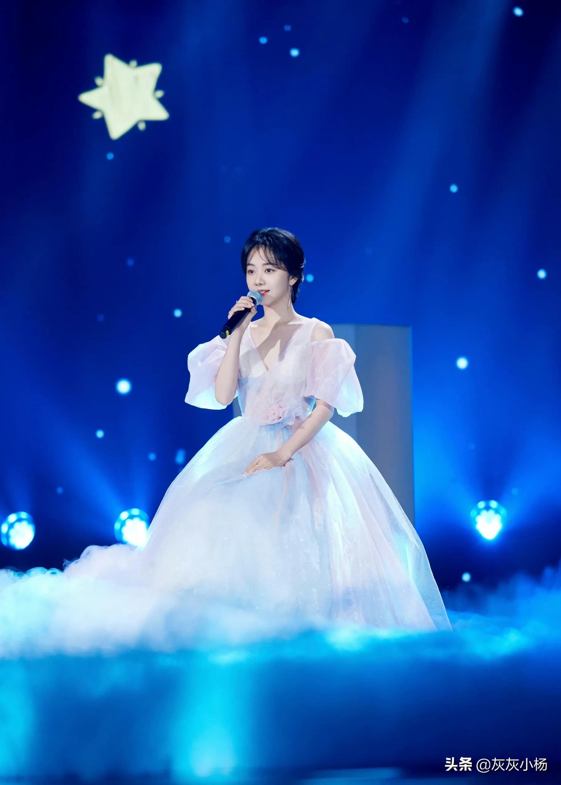 谭松韵，长裙娃娃脸，甜美可爱