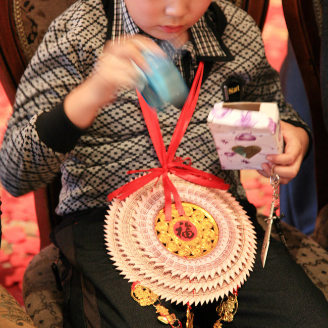 当到十二岁的时候才可魂魄齐全,这个时候要举行开锁仪式(也称为圆锁)