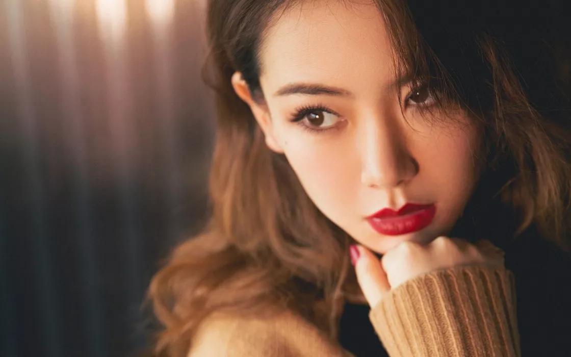 戚薇：气质独特，妩媚动人，魅力十足