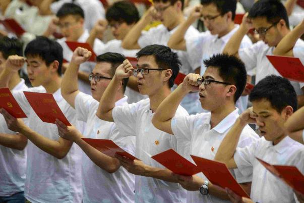 入团只能在学校入吗（大学生入党）