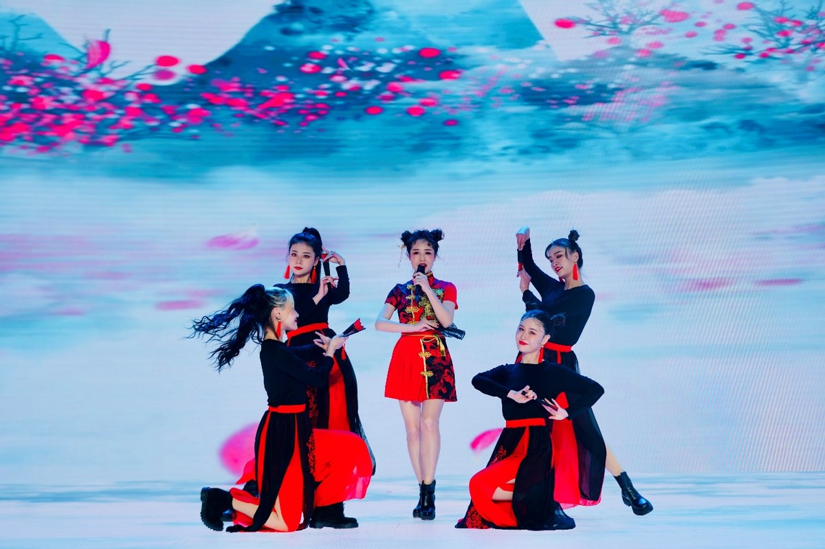 鲁大师联合河南卫视办的牛角尖颁奖，可以称为科技圈春晚