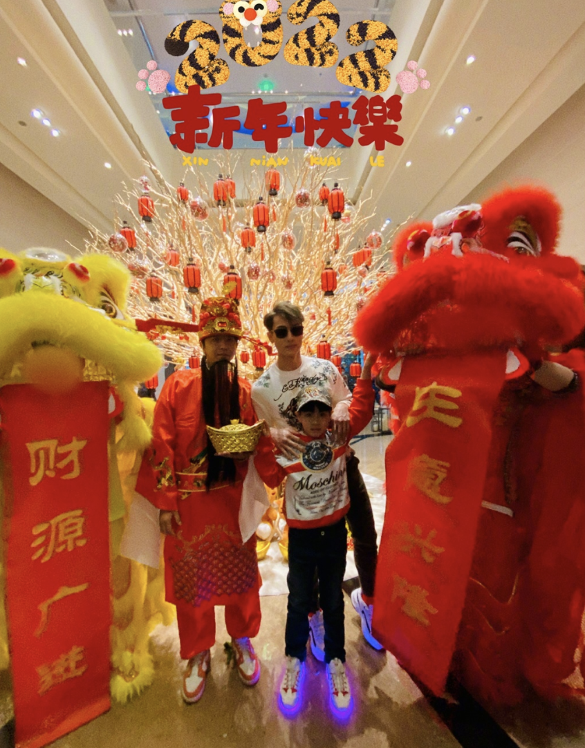 吴尊一家首次在中国过春节，夫妻庆祝相爱26周年，送花送吻超浪漫