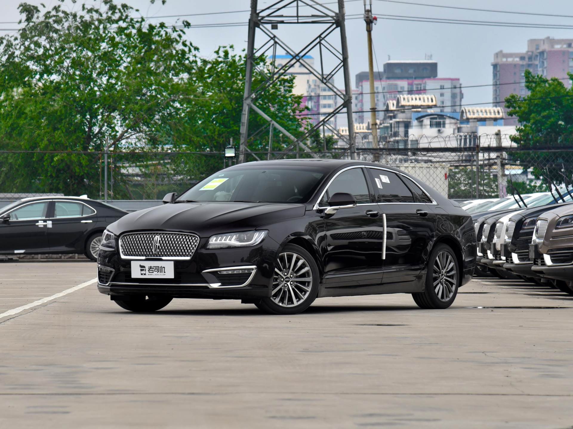 飞行家以及航海家这样的suv,不妨考虑一下林肯mkz这款中级轿车,虽然是