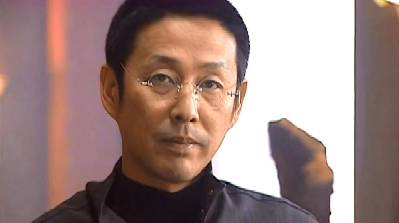 陈道明参加会议,穿运动服出席被批不正式,主动为成龙让位显低调