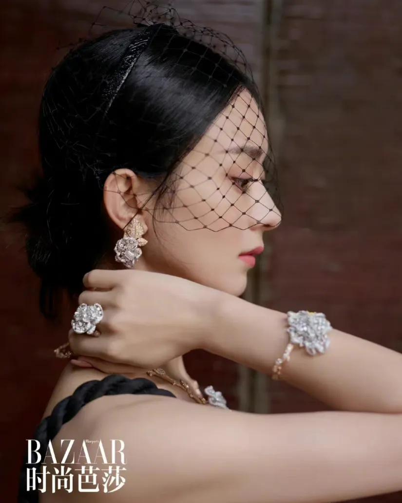 赵丽颖时尚芭莎新照出炉，颖宝非常有气场