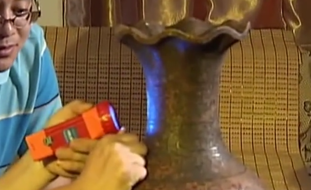 2011年，湖南大叔淘到神奇"古瓶"，清水倒入变金水，多少钱都不卖