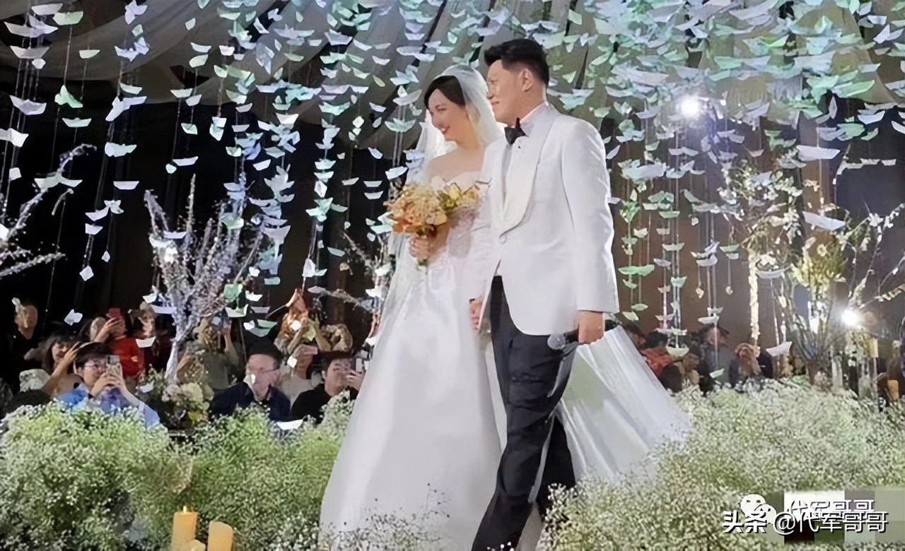 她22岁获选美冠军，嫁给富商生一子，如今35岁婚姻生活很幸福