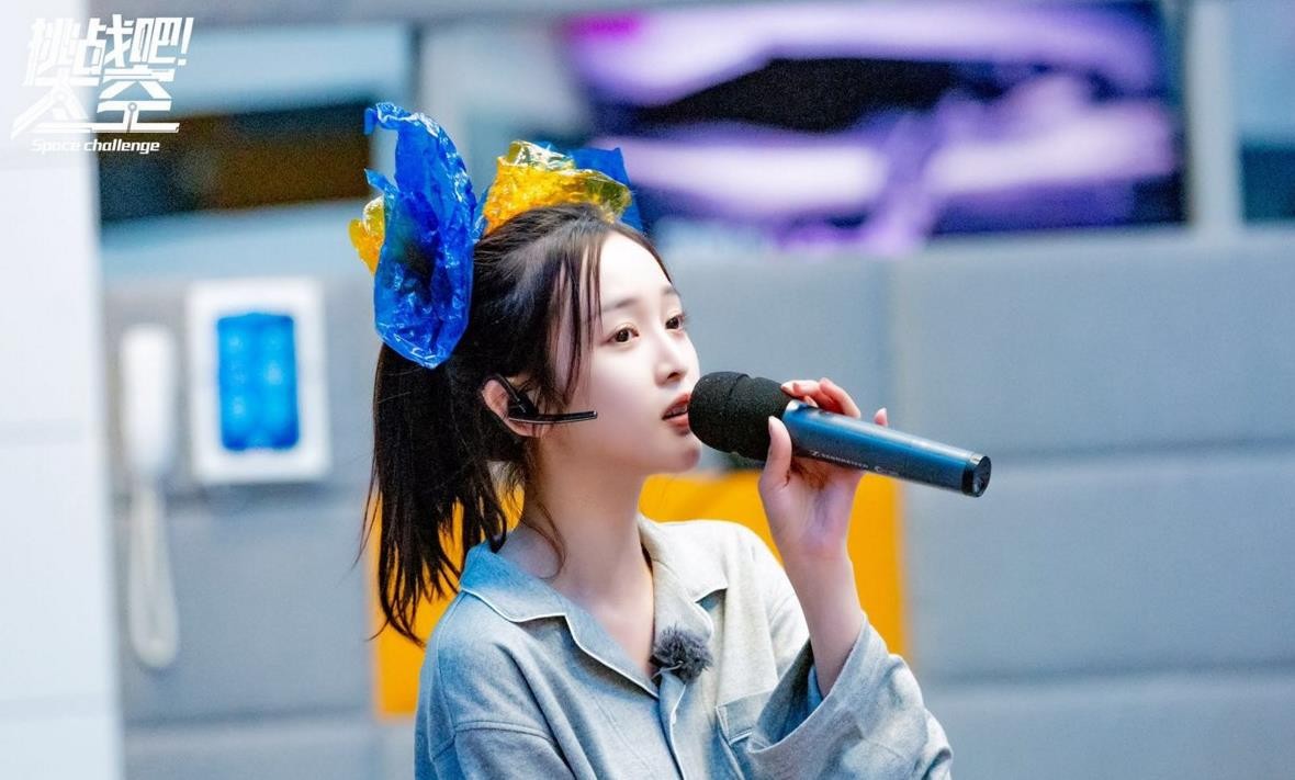 中传毕业科班出身，靠选秀搭档杨超越出道，后转行演戏屡遭吐槽