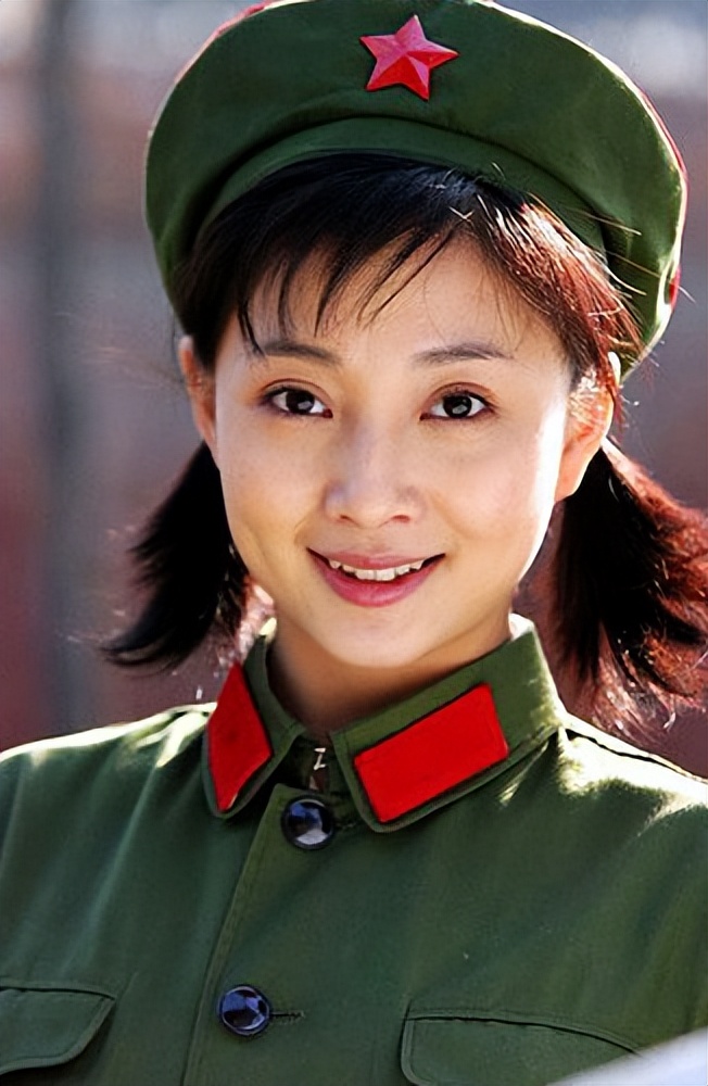 前夫入狱10年，与李金羽无疾而终，“水蜜桃”殷桃如今怎样了？