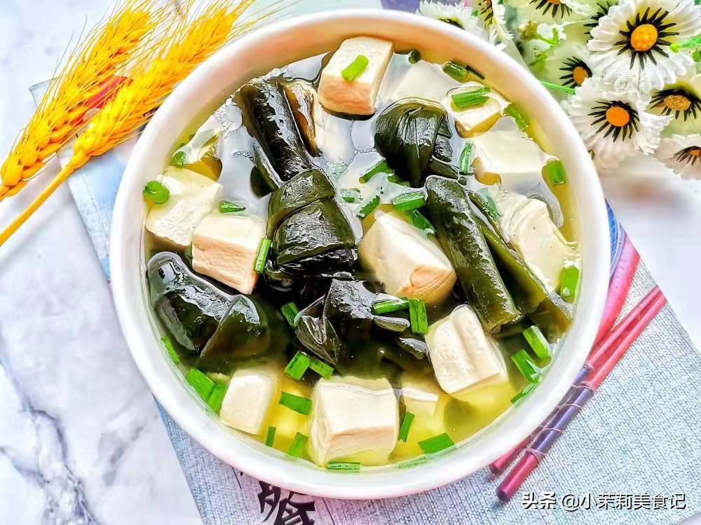 女人25岁以后，别只会敷面膜，多吃“9种”食物，风采动人气色好